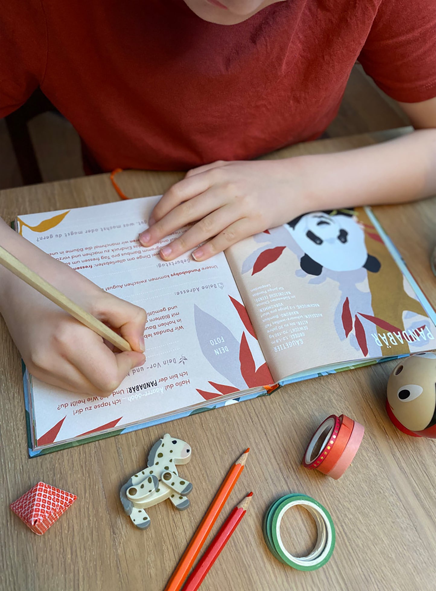 Ein tierischer Abenteuerspaß für dein Schulkind. DAS wilde FREUNDEBUCH ist eine zauberhafte Kombination aus wertvollen Tiererzählungen und klassischem Freundebuch. Mit seinem Inhalt weckt es bei deinem Schulkind die Liebe zur Natur. Ausserdem bieten die farbenfrohen Seiten viel Platz für all die neue Freundschaften und die lebendigen Erinnerungen an die Schulzeit.