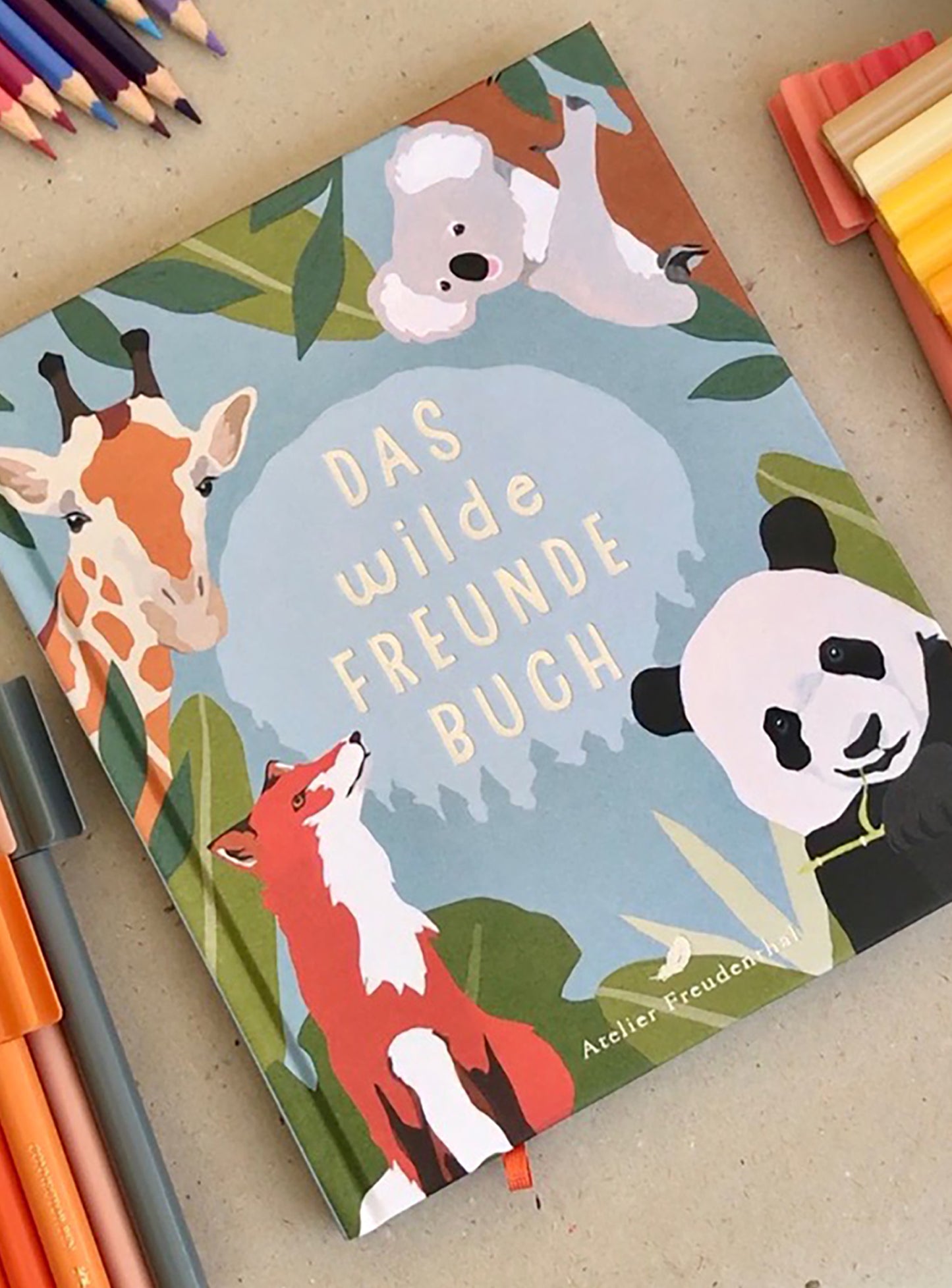 Auf 96 Seiten tummeln sich 22 handgemalte Wildtierarten die direkt zu den kleinen Leserinnen und Lesern sprechen. Jedes Kind kann sich sein ganz individuelles Tier / Krafttier aussuchen.
