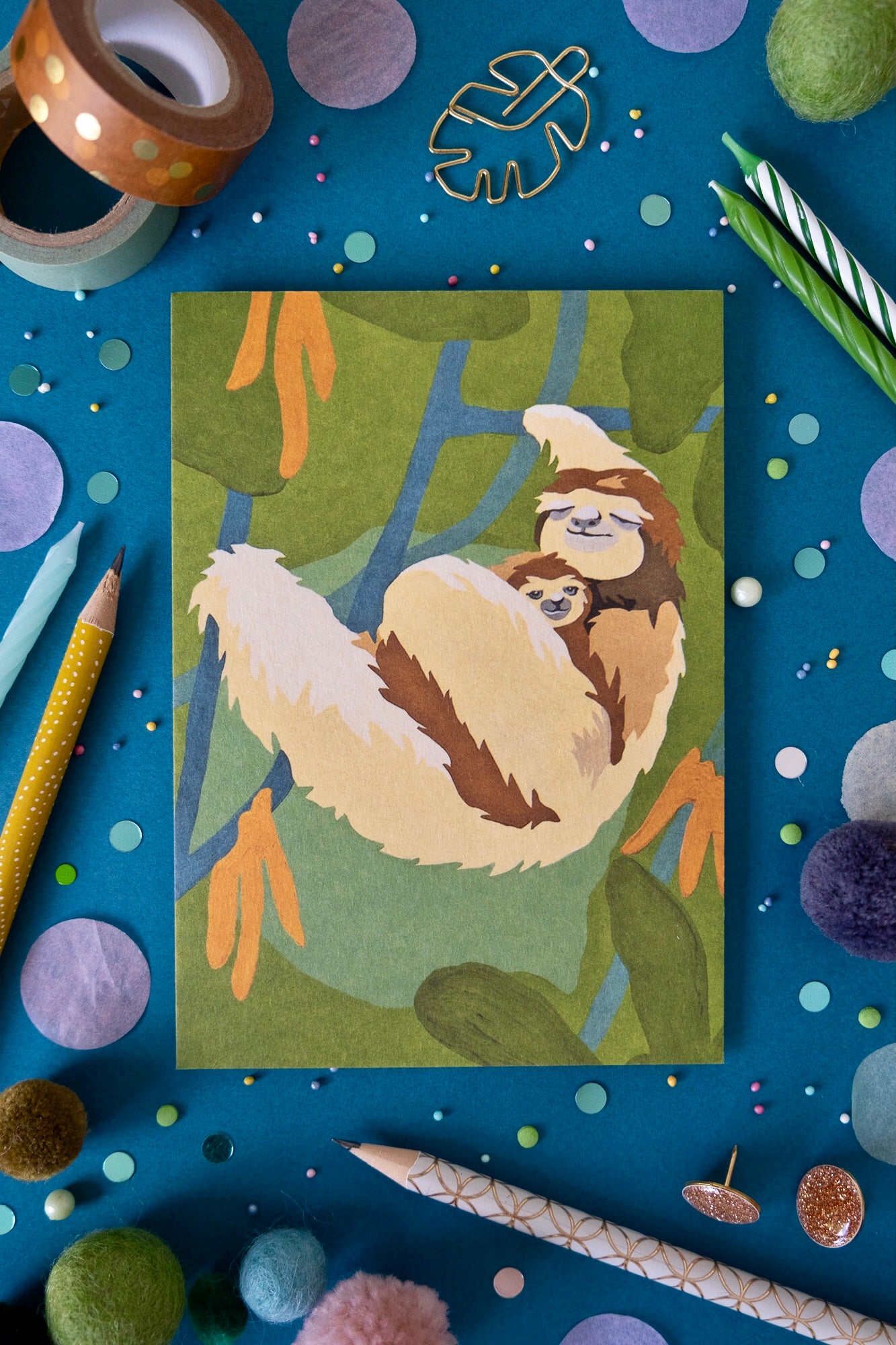 DEKOIDEE Post/Grußkarte Faultier und Baby / Ob Kindergeburtstag, entspannte Dschungelgrüße ... oder als kleiner Kunstdruck im Kinderzimmer ... dieses süße Faultierpaar hängt überall gerne ab!  A6 Grußkarte  aus hochwertigem, extradickem Naturkarton 580g/m2   umweltfreundlich und CO2 neutral   in Deutschland gedruckt  Design: Vorder- und Rückseite sind liebevoll gestaltet  Papierstärke: 1,4 mm   ca. 9g