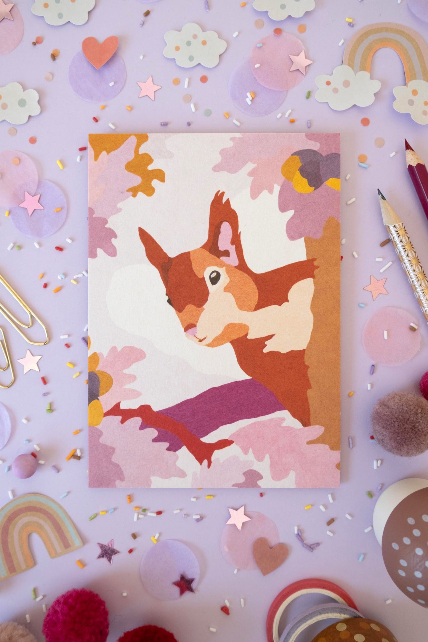 DEKO Inspiration Post/Grußkarte EICHHÖRNCHEN Ob Kindergeburtstag, bunte Wald- oder Herbstgrüße ... oder als kleiner Kunstdruck im Kinderzimmer ... dieses kleine neugierige Eichhörnchen hüpft überall gerne hin! A6 Grußkarte aus hochwertigem, extradickem Naturkarton 580g/m2 umweltfreundlich und CO2 neutral in Deutschland gedruckt Design: Vorder- und Rückseite sind liebevoll gestaltet Papierstärke: 1,4 mm ca. 9g