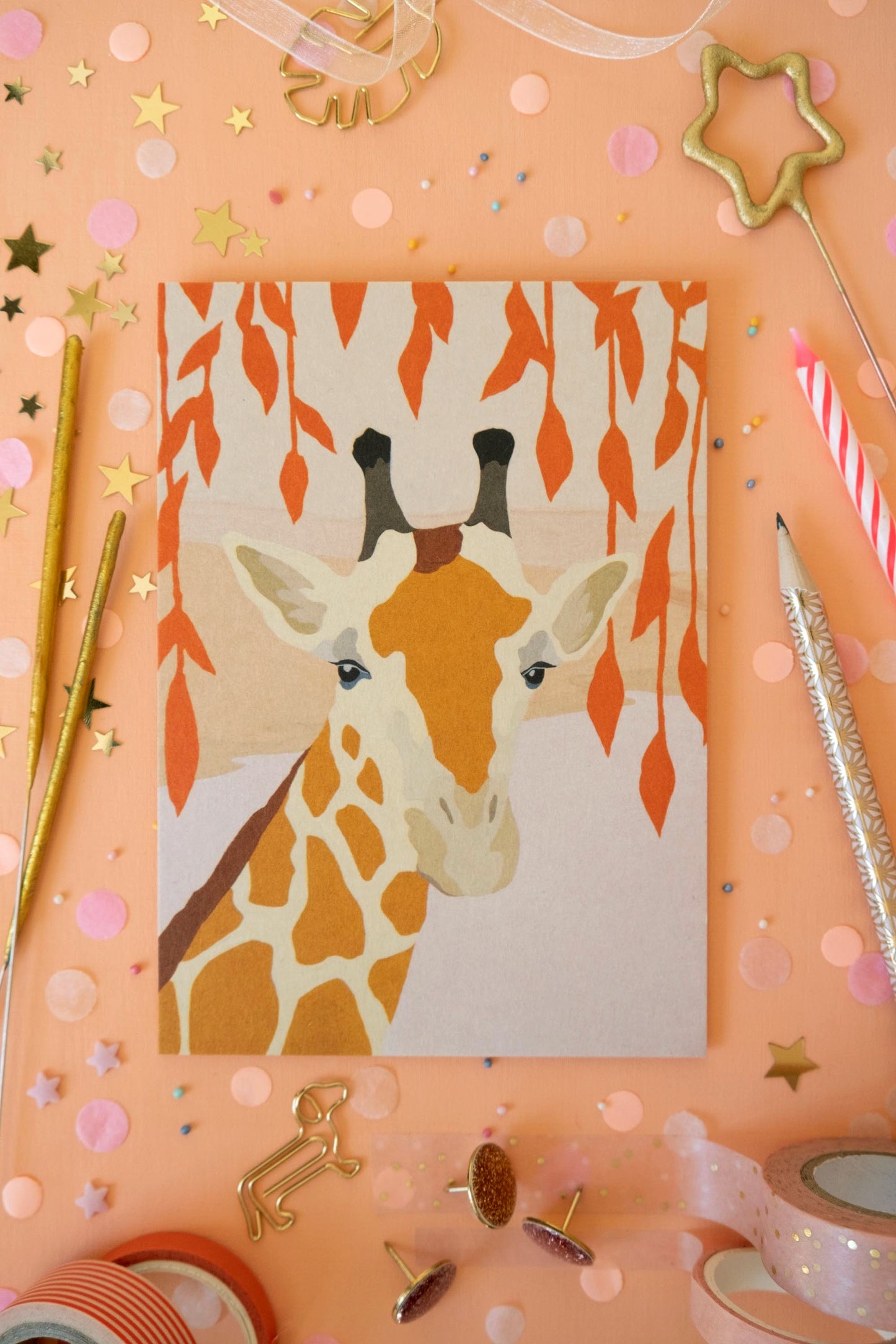 DEKOIDEE / Ob Kindergeburtstag, liebevolle Langhalsgrüße ... oder als kleiner Kunstdruck im Kinderzimmer ... diese süße Giraffe schaut überall gerne vorbei! A6 Grußkarte aus hochwertigem, extradickem Naturkarton 580g/m2 umweltfreundlich und CO2 neutral in Deutschland gedruckt Design: Vorder- und Rückseite sind liebevoll gestaltet Papierstärke: 1,4 mm ca. 9g
