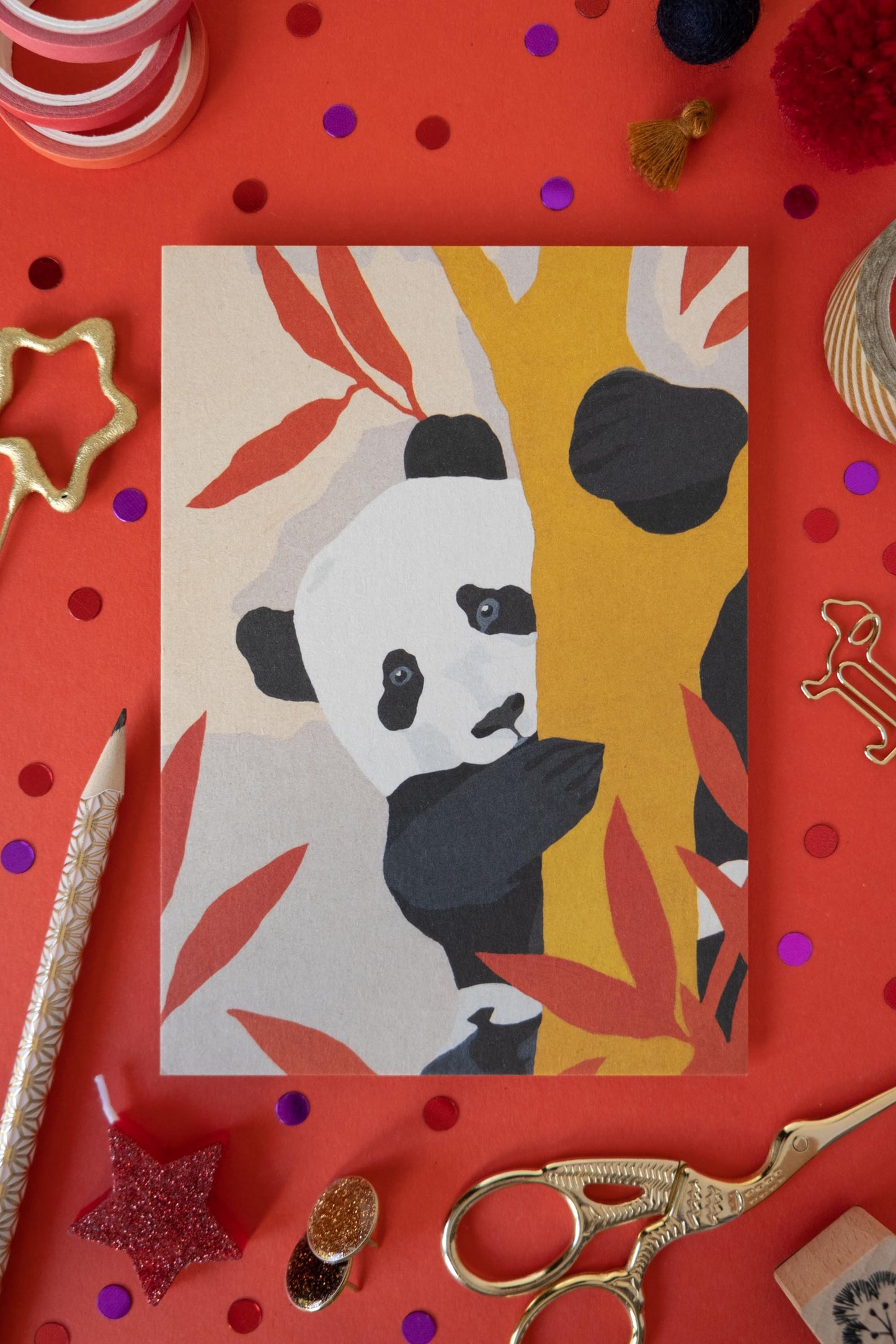 DEKOIDEE / Post/Grußkarte Pandabär / Ob Kindergeburtstag, gemütlich und entspannte Tatzengrüße ... oder als kleiner Kunstdruck im Kinderzimmer ... dieser süße Pandabär schaut überall gerne vorbei! A6 Grußkarte aus hochwertigem, extradickem Naturkarton 580g/m2 umweltfreundlich und CO2 neutral in Deutschland gedruckt Design: Vorder- und Rückseite sind liebevoll gestaltet Papierstärke: 1,4 mm ca. 9g