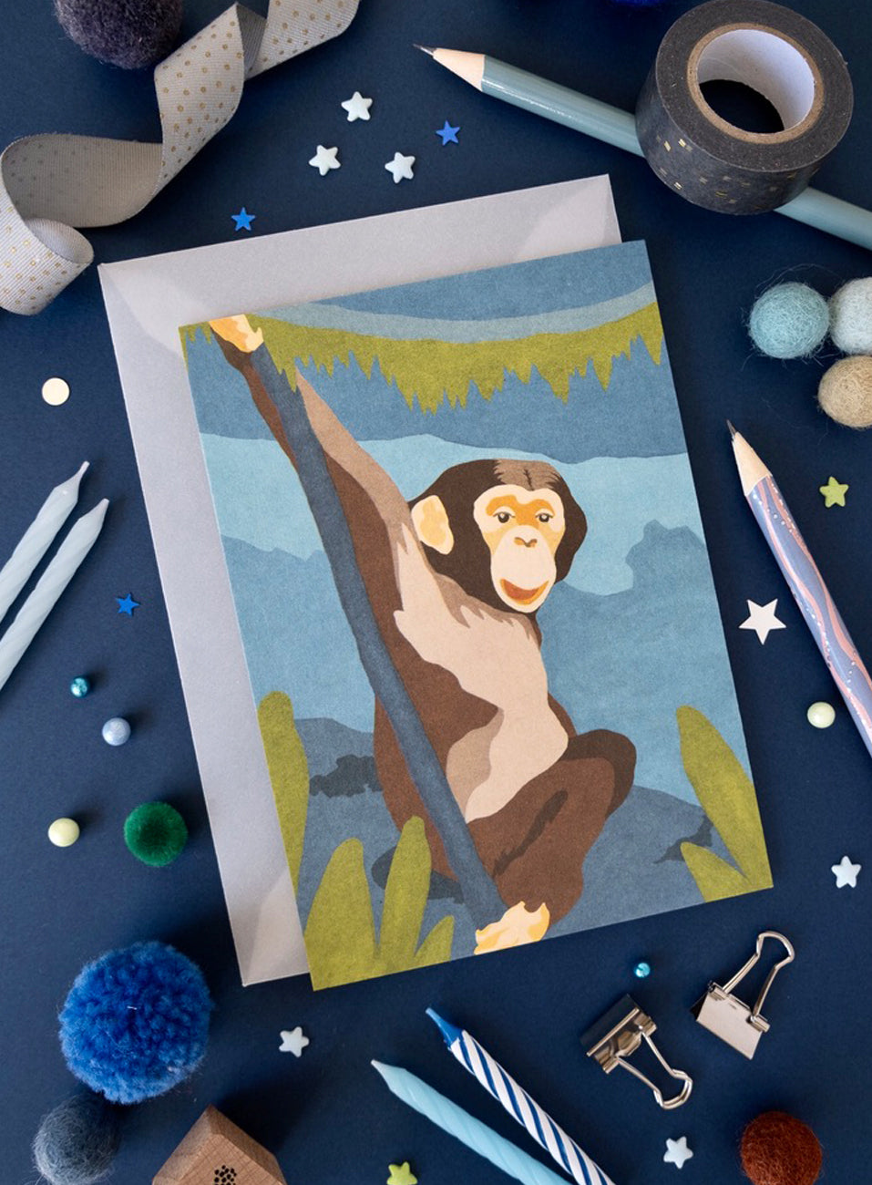 DEKOIDEE Post/Grußkarte Schimpanse / Ob Kindergeburtstag, Dschungelparty oder "lass mal abhängen" Grüße ... oder als kleiner Kunstdruck im Kinderzimmer ... dieser liebe Schimpanse hängt überall gerne ab! A6 Grußkarte aus hochwertigem, extradickem Naturkarton 580g/m2 umweltfreundlich und CO2 neutral in Deutschland gedruckt Design: Vorder- und Rückseite sind liebevoll gestaltet Papierstärke: 1,4 mm ca. 9g