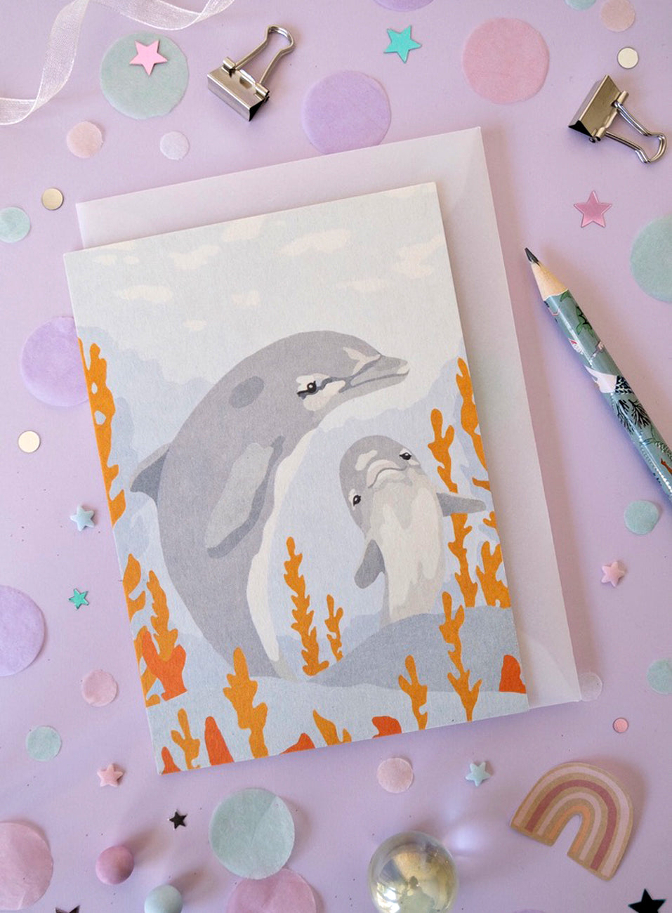 Post/Grußkarte Delfinmama und Baby Ob Kindergeburtstag, Unterwasserparty, Meeres- und Sommerferiengrüße, Herzenspost von Mama ... oder als kleiner gerahmter Kunstdruck im Kinderzimmer ... diese beiden Delfine schwimmen überall gerne mit! A6 Grußkarte aus hochwertigem, extradickem Naturkarton 580g/m2 umweltfreundlich und CO2 neutral in Deutschland gedruckt DEKOVORSCHLAG
