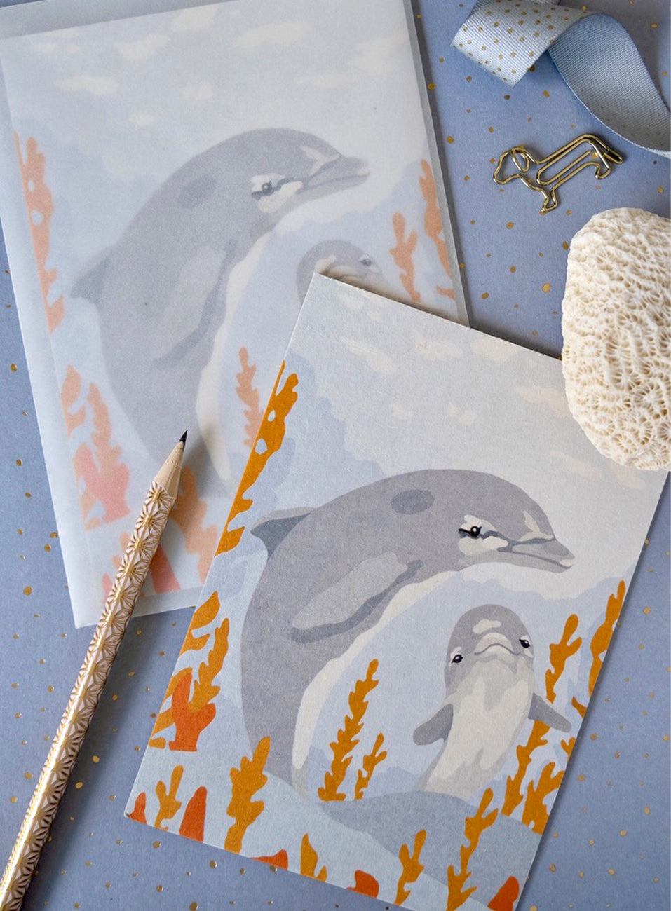 Ob Kindergeburtstag, Unterwasserparty, Meeres- und Sommerferiengrüße, Herzenspost von Mama ... oder als kleiner gerahmter Kunstdruck im Kinderzimmer ... diese beiden Delfine schwimmen überall gerne mit! A6 Grußkarte aus hochwertigem, extradickem Naturkarton 580g/m2 umweltfreundlich und CO2 neutral in Deutschland gedruckt DEKOVORSCHLAG