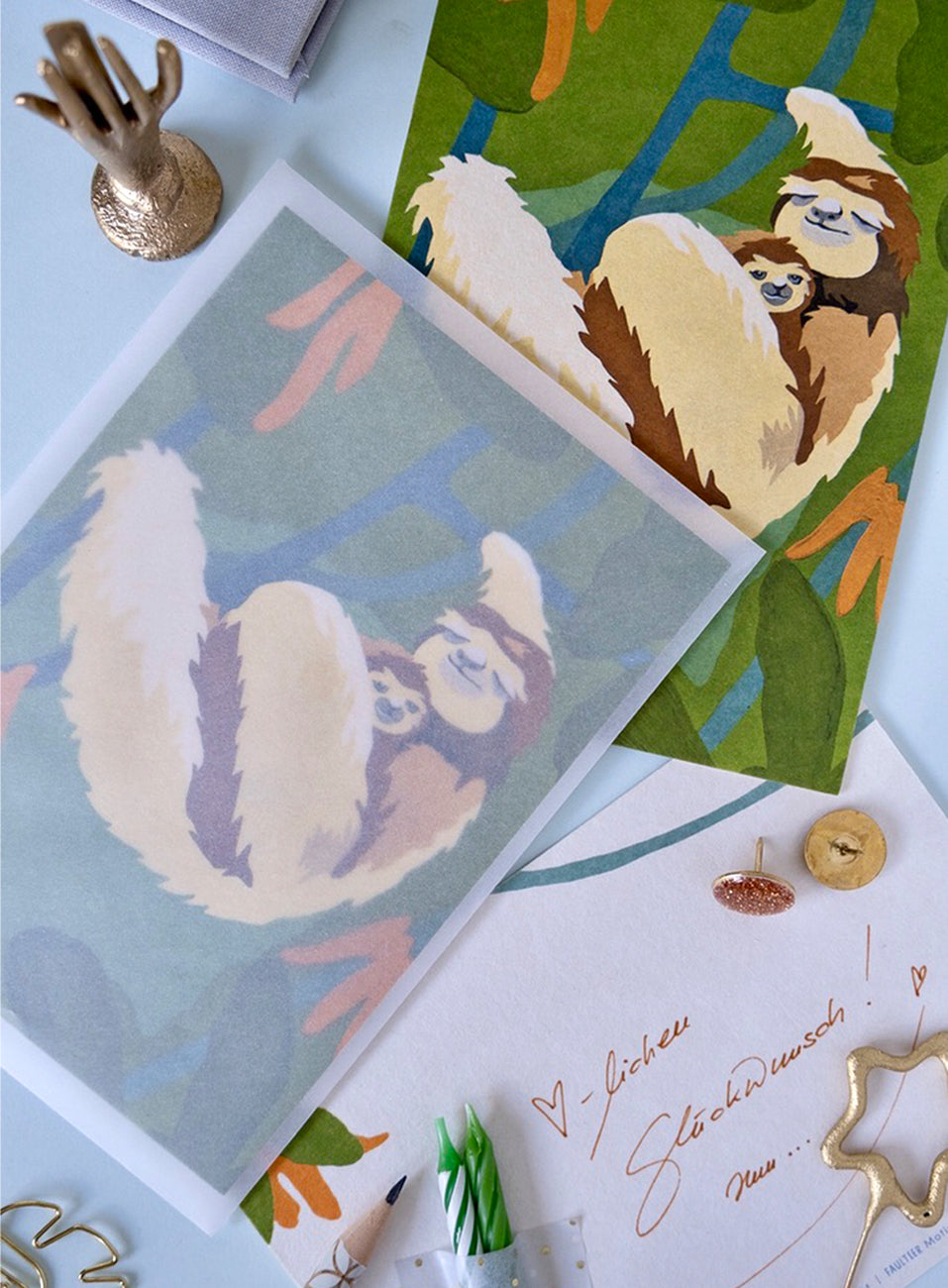 DEKOIDEE Post/Grußkarte Faultier und Baby / Ob Kindergeburtstag, entspannte Dschungelgrüße ... oder als kleiner Kunstdruck im Kinderzimmer ... dieses süße Faultierpaar hängt überall gerne ab!  A6 Grußkarte  aus hochwertigem, extradickem Naturkarton 580g/m2   umweltfreundlich und CO2 neutral   in Deutschland gedruckt  Design: Vorder- und Rückseite sind liebevoll gestaltet  Papierstärke: 1,4 mm   ca. 9g