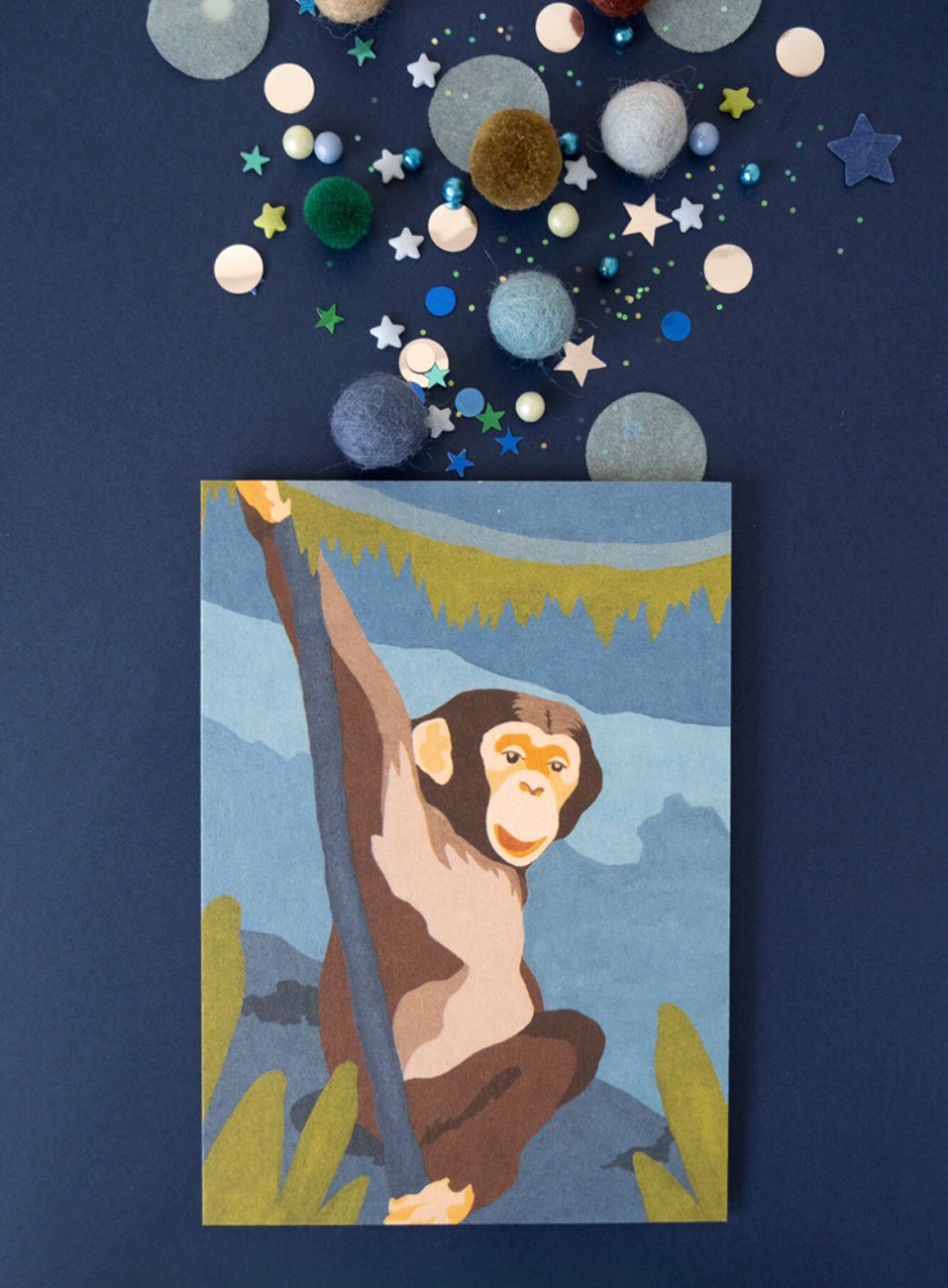 DEKOIDEE Post/Grußkarte Schimpanse / Ob Kindergeburtstag, Dschungelparty oder "lass mal abhängen" Grüße ... oder als kleiner Kunstdruck im Kinderzimmer ... dieser liebe Schimpanse hängt überall gerne ab! A6 Grußkarte aus hochwertigem, extradickem Naturkarton 580g/m2 umweltfreundlich und CO2 neutral in Deutschland gedruckt Design: Vorder- und Rückseite sind liebevoll gestaltet Papierstärke: 1,4 mm ca. 9g