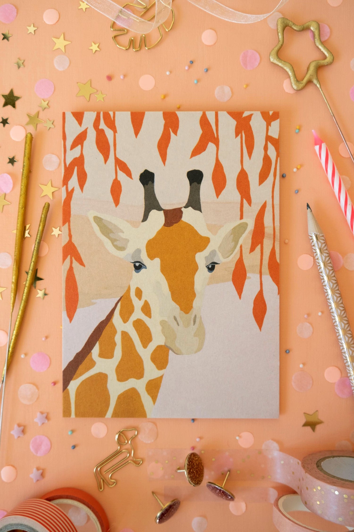 DEKOIDEE / Ob Kindergeburtstag, liebevolle Langhalsgrüße ... oder als kleiner Kunstdruck im Kinderzimmer ... diese süße Giraffe schaut überall gerne vorbei!  A6 Grußkarte  aus hochwertigem, extradickem Naturkarton 580g/m2   umweltfreundlich und CO2 neutral   in Deutschland gedruckt  Design: Vorder- und Rückseite sind liebevoll gestaltet  Papierstärke: 1,4 mm   ca. 9g